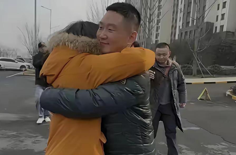一名女子坐车赶往河南，去见一位素未谋面的男子。见面瞬间，她直接冲上前紧紧拥抱，含