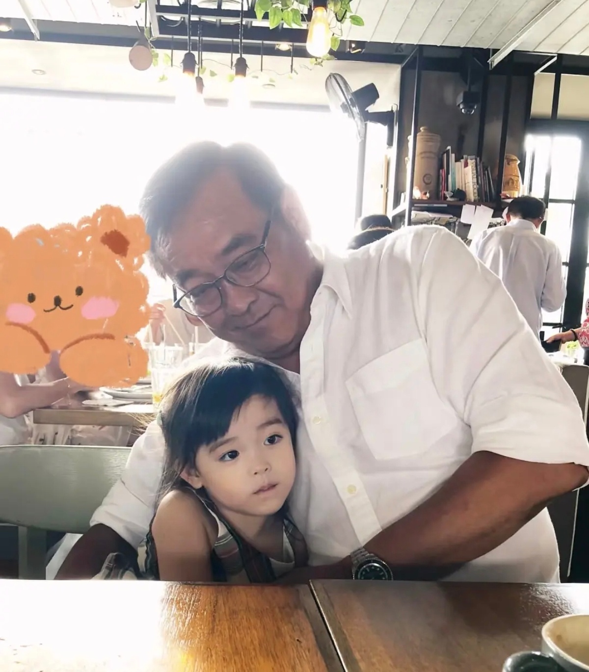 尔冬升和女儿，他女儿长得还蛮可爱的。尔冬升以前不喜欢小孩，所以丁克，但人老了之后