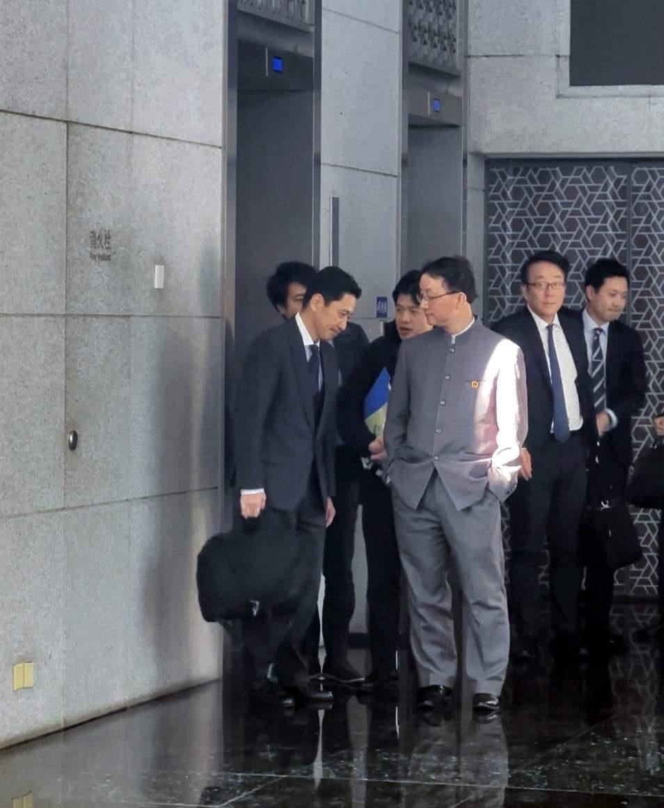 刘劲松穿的是青年装（中山装是四个口袋，扣子外漏）， 特指1919年期间五四运动反