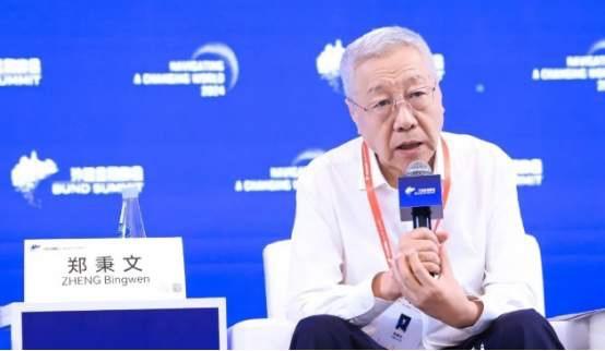 当年深度参与2014年养老金并轨改革设计的专家郑秉文，最近在网上彻底被推上了风口