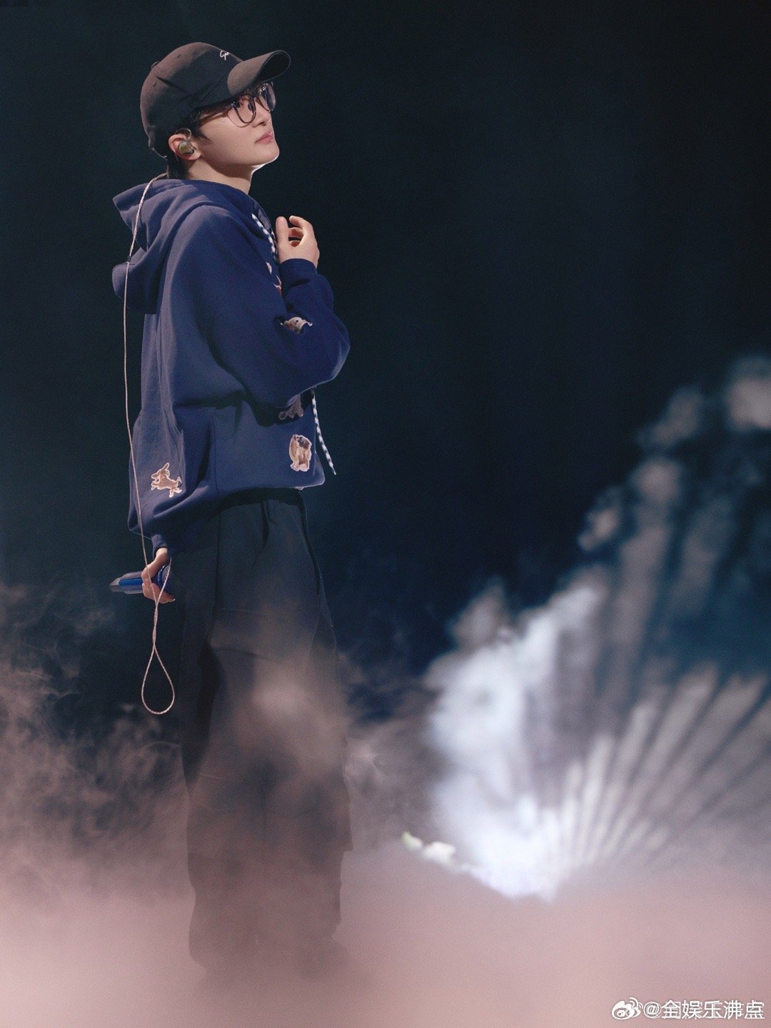 张予曦给周深若梦伴舞周深唱若梦张予曦伴舞疯狂好六夜，张予曦给周深若梦伴舞 ​​​