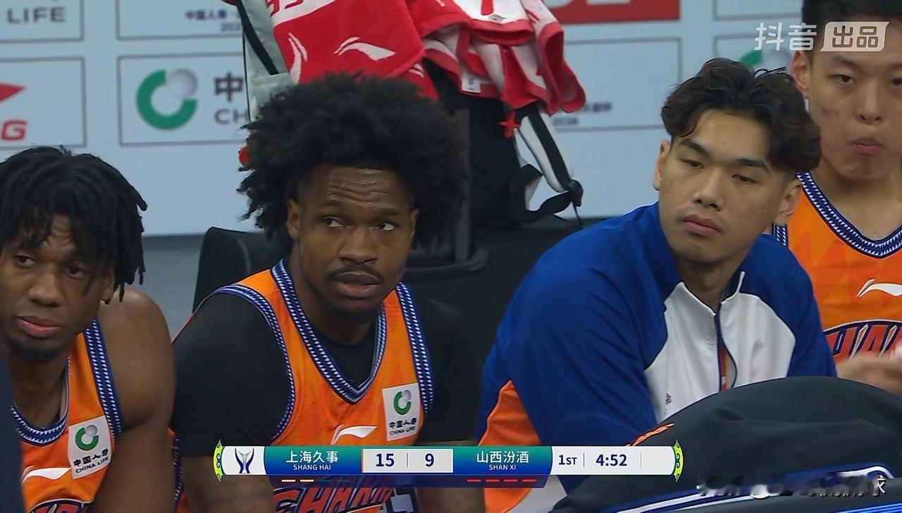 上海久事外援古德温真是太懂事了！在今天进行的上海久事和山西汾酒的CBA俱乐部杯决