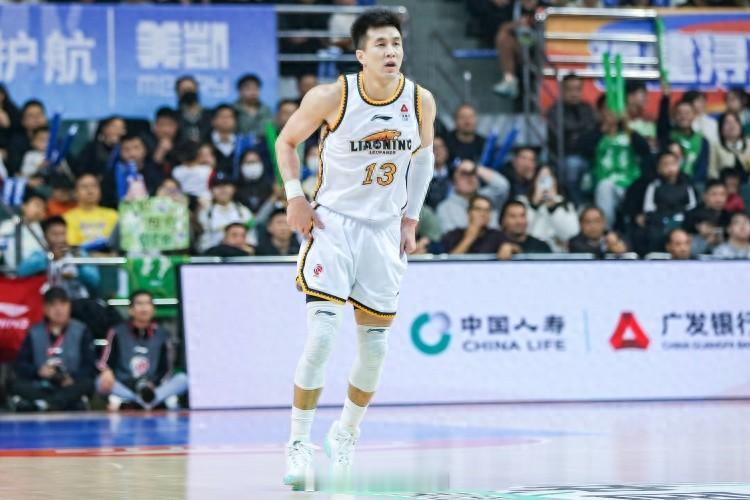 #郭艾伦加盟广州# CBA诞生了历史上最重磅的一笔交易。今天下午，江苏同曦与广州