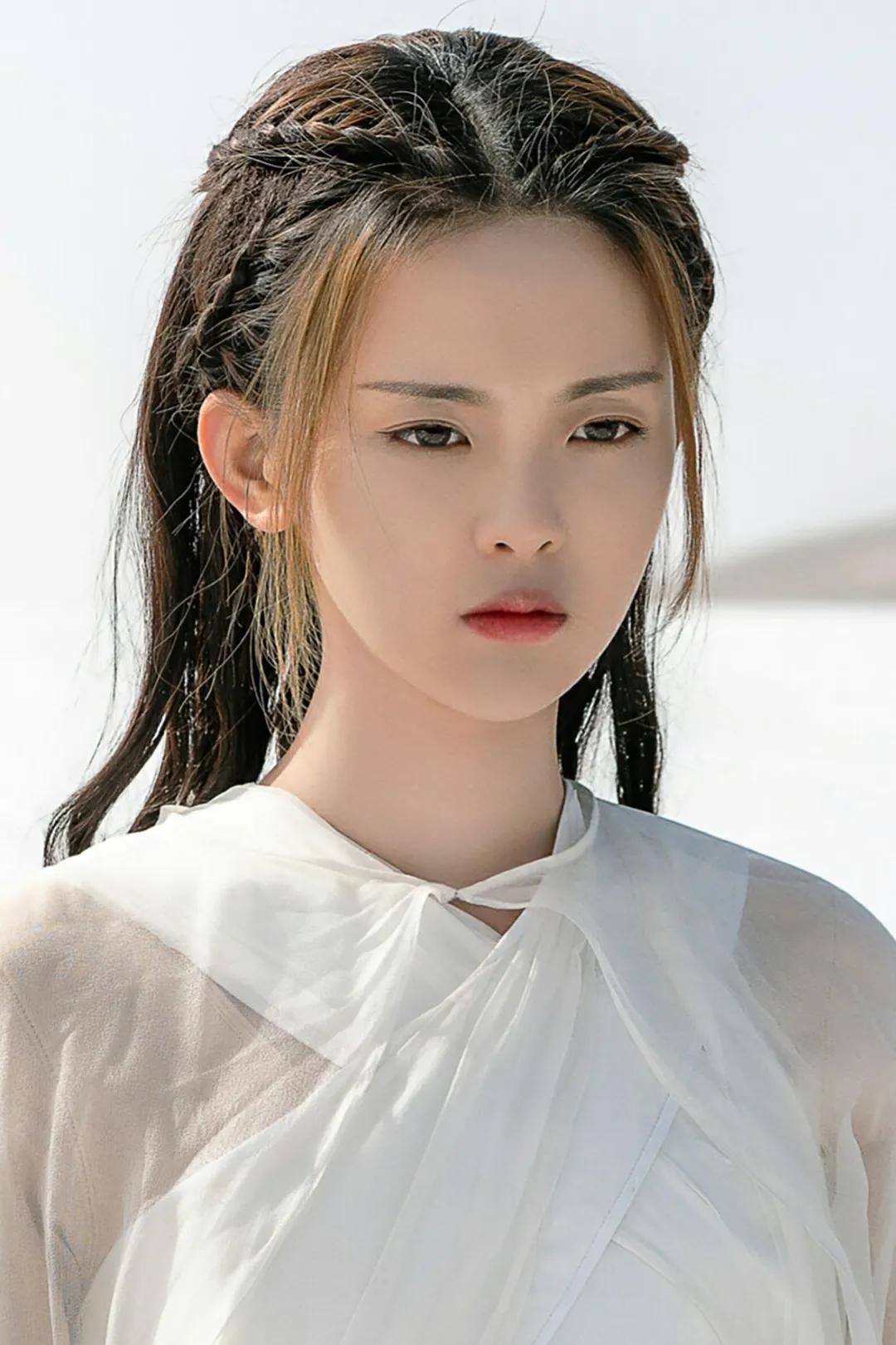 杨超越是一位中国女演员，在她成长的道路上，她经历了很多困难和挑战。然而，正是这些