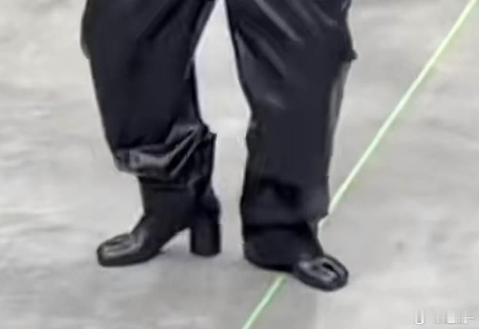 单依纯唯爱丑鞋子国乐无双 🥰别人私服走时尚路线，单依纯偏爱丑鞋子走土萌风，松弛