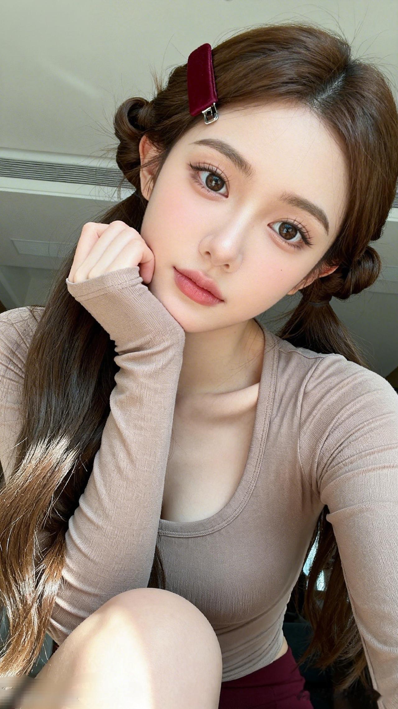 温柔甜美的少女，阳光下的迷人微笑