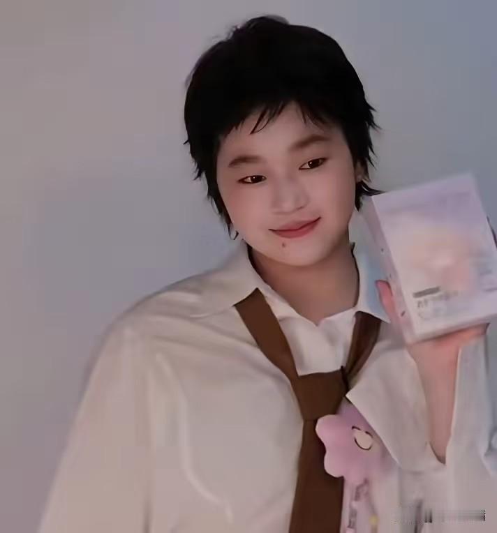 全红婵居然还是个追星女孩！
而且她的偶像不是别人，
正是这次找她代言的品牌老板黄