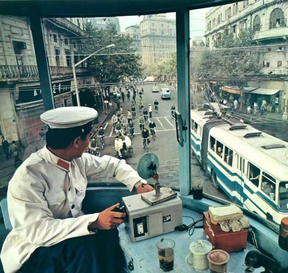 80年代，上海的手动红绿灯，当年的铁饭碗，如今已经被代替了。 ​​​