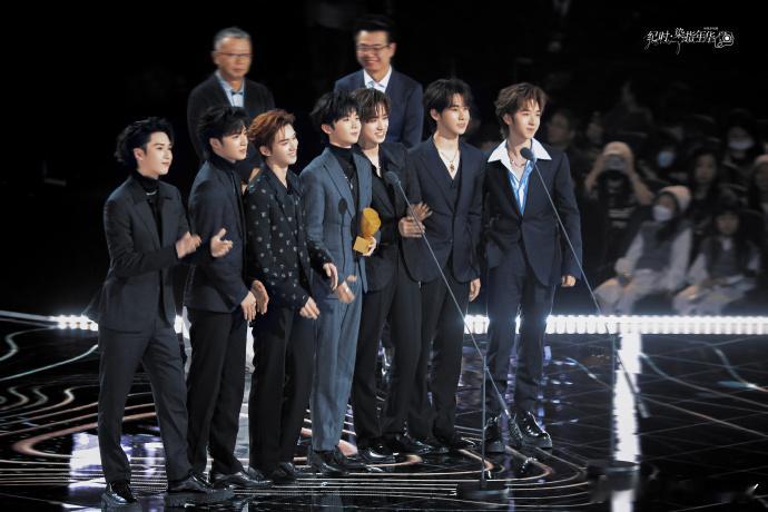 星光大赏官宣时代少年团 时代少年团的每个舞台都充满了惊喜和活力，每一次的表演都让