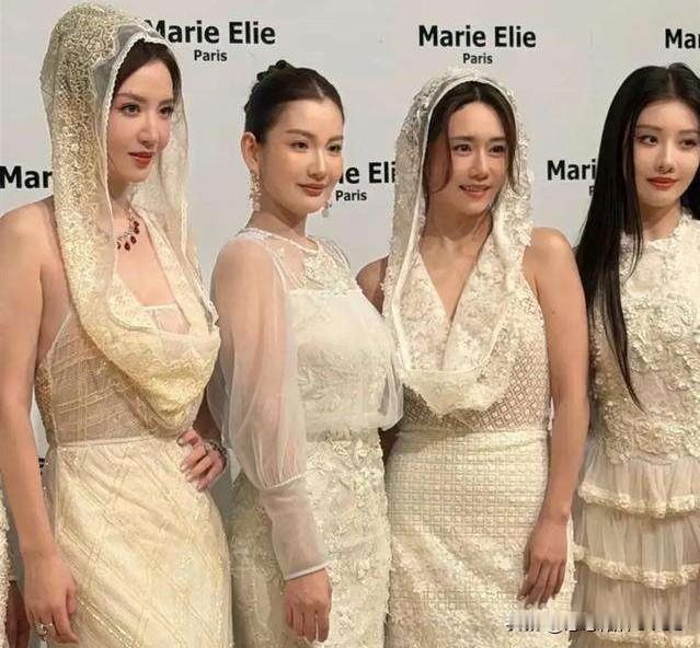 张萌和刘芸这次可真是“撞”出精彩火花啦！两人同时身着白色蕾丝兜帽长裙，再配上异域