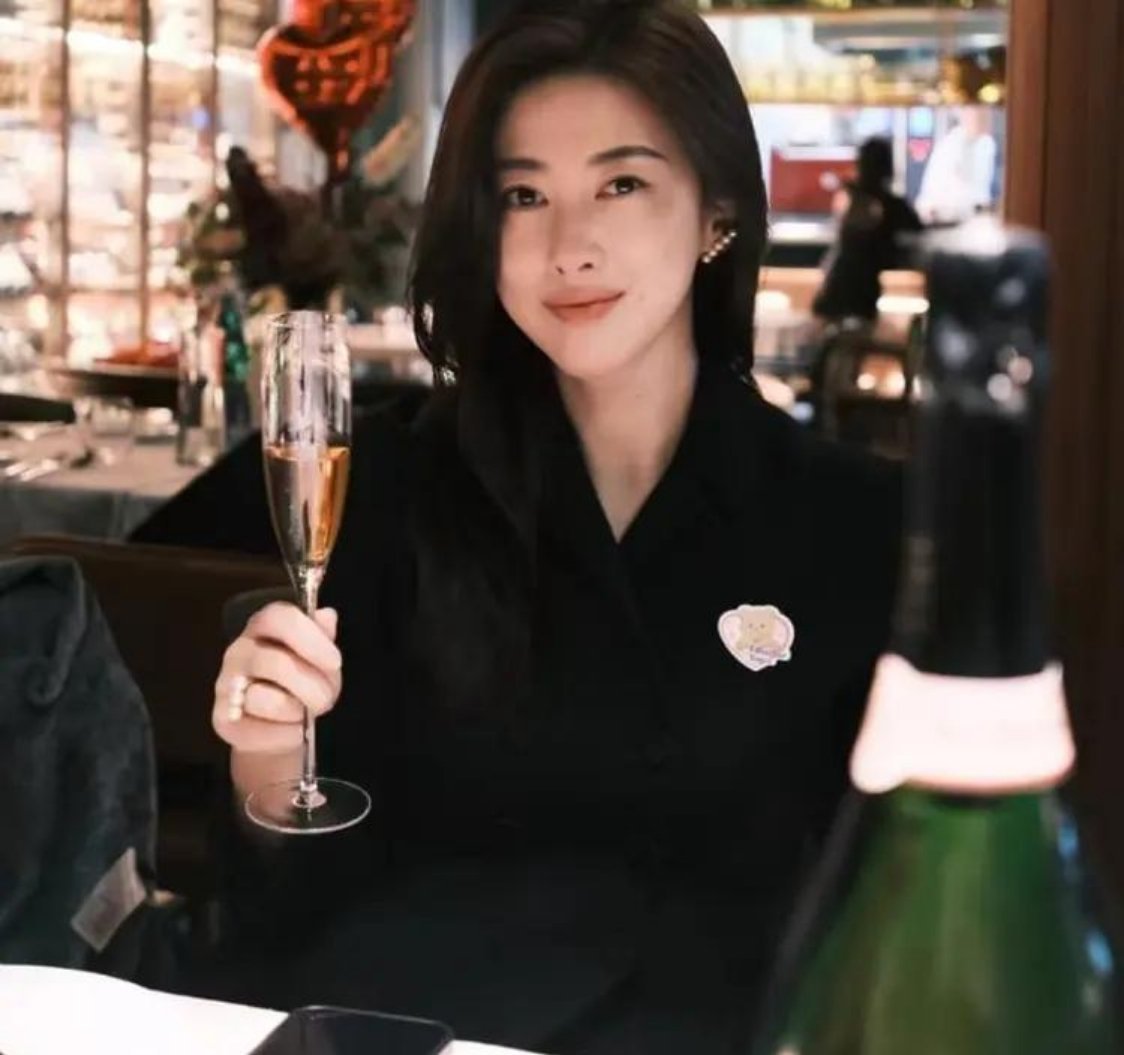 朱珠 面无表情把老公挤开面无表情轻推身旁老公留出空间，神情淡然气场十足，自然随性