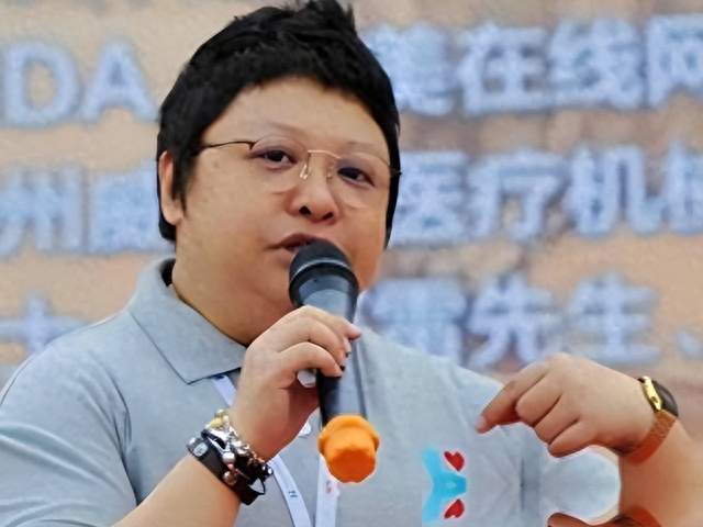 善款争议再被提起，官方正式宣布，54岁韩红身份有了新变化