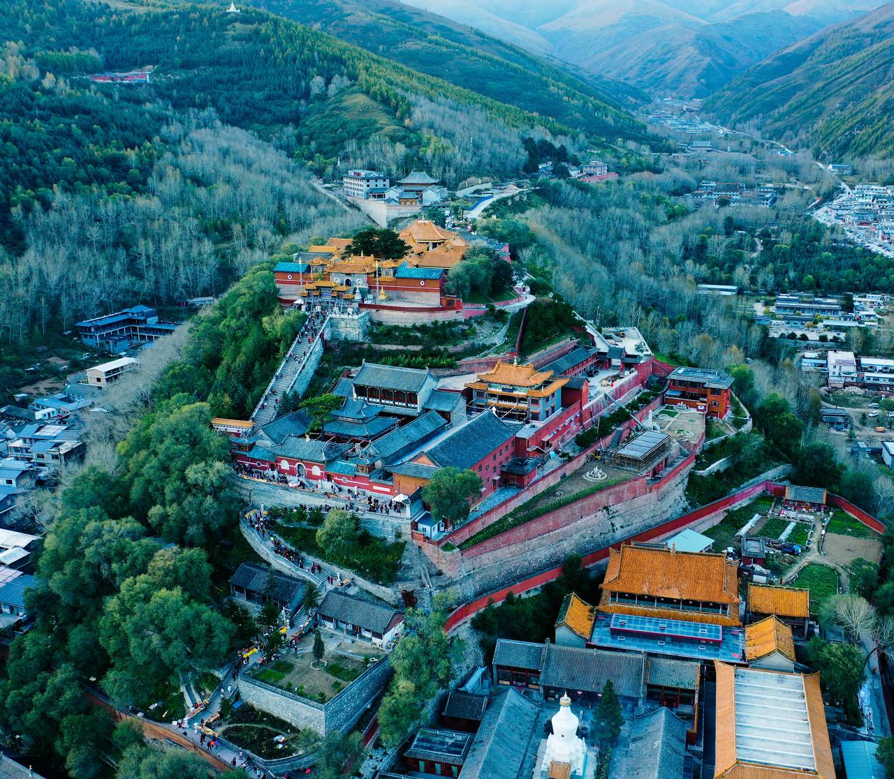 作为世界文化遗产、中国四大佛教名山之首 ，五台山是文殊菩萨道场 ，千年古寺（显通