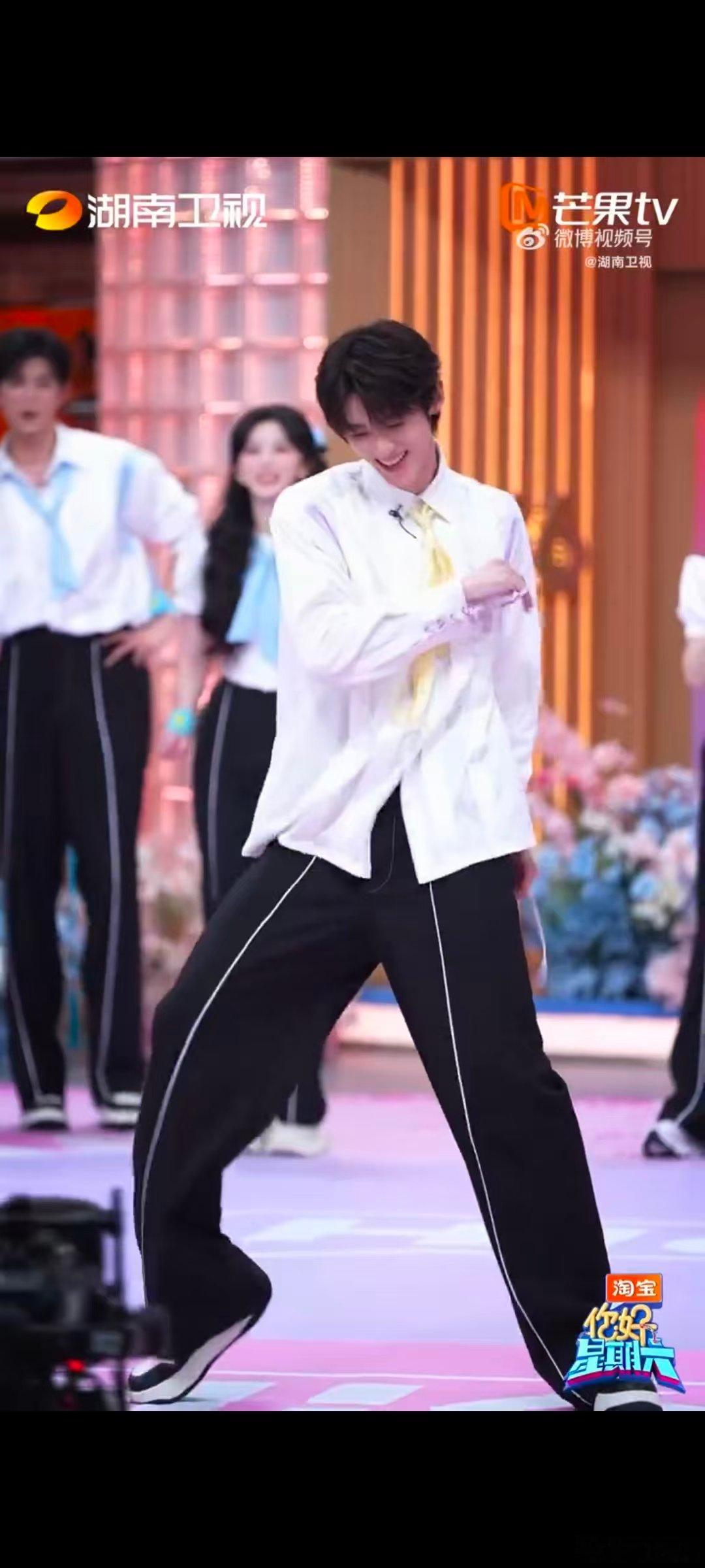 赖伟明完全是男大来的你好星期六动作利落不拖沓，自带清爽气质，赖伟明就是男大本人 