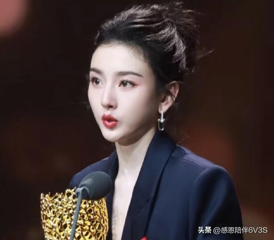 恭喜祖儿！这金树林奖杯是真的大，看着比脸还宽哈哈～不过话说回来，广电总局办的奖，