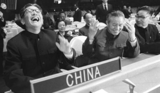 1985年，乔冠华归葬故乡盐城遭到拒绝，妻子章含之无奈之下找到一个人帮忙，此人在