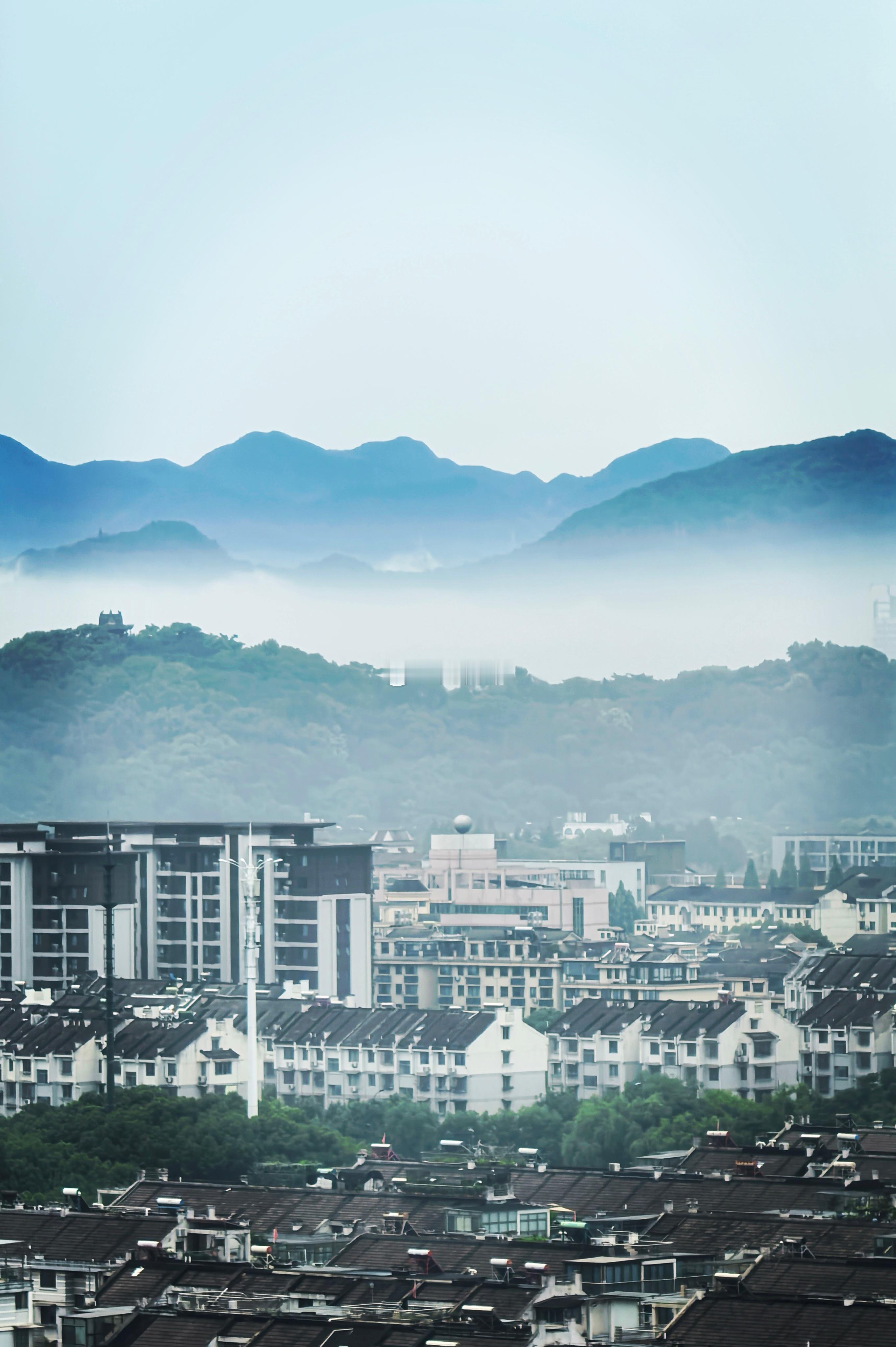 山气烝润，谓之曰“岚”。 绍兴