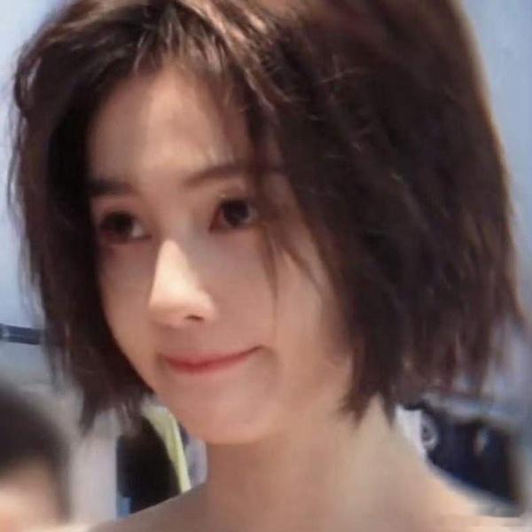 白鹿戴假发没遮全希望后面拍摄中能注意细节吧 