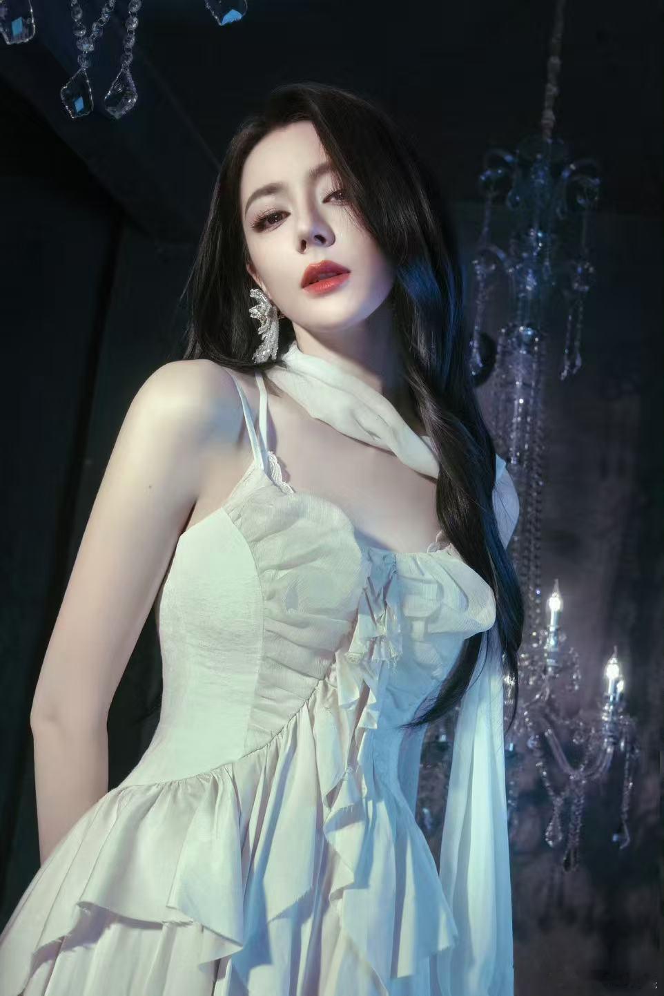 迪丽热巴水晶女神迪丽热巴对视压迫感迪丽热巴对视压迫感，水晶女神，