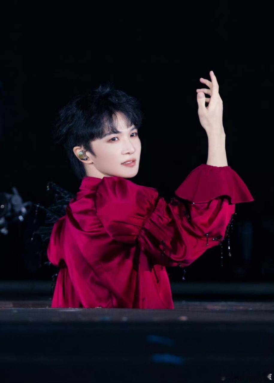 被臭鳜鱼梗戳中笑点，面对魔性伴舞还能稳得住！周深性格太讨喜，这憋笑能力谁看了不佩