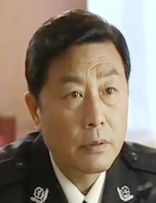 崔超明出生于广东广州市，是中国电影演员与话剧演员。1936 年，他毕业于广州摘石