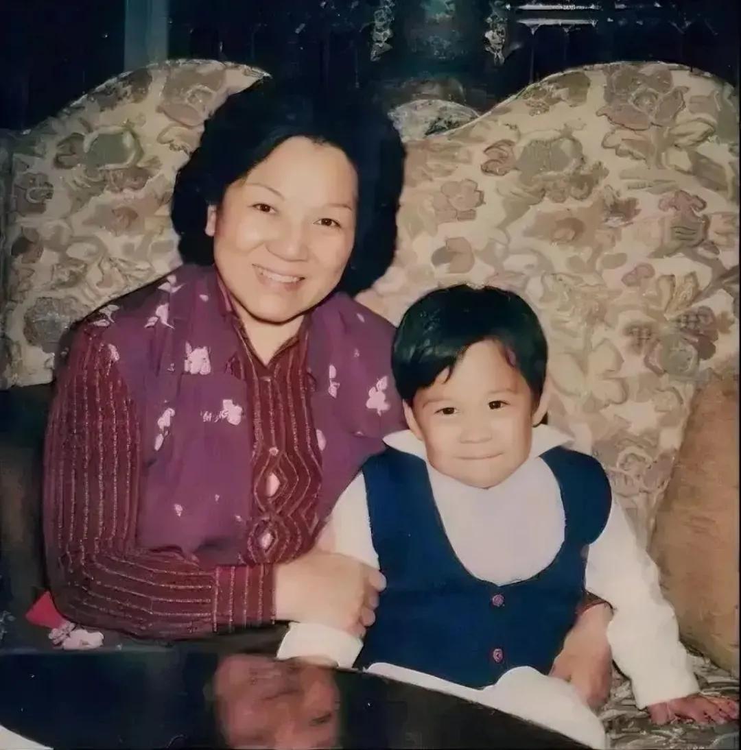 1981年，霍启刚童年和奶奶吕燕妮，一张珍贵的留影，作为长孙，他很受奶奶的宠爱，