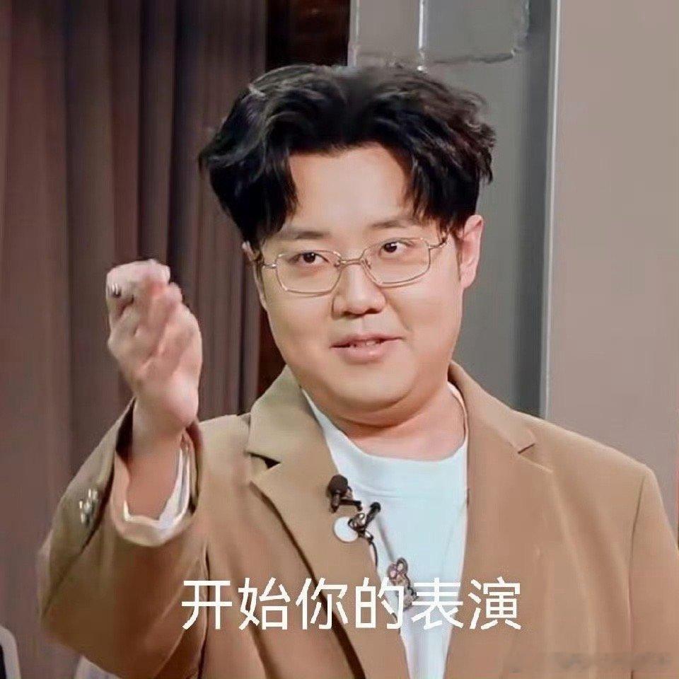 土豆签售会签的竟然是购物袋 土豆这签售会绝了！签购物袋画风清奇，袋子印金句实用潮