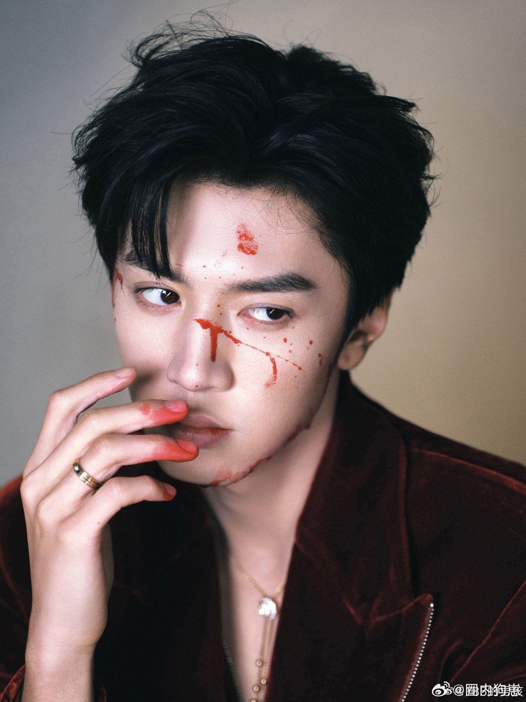 陈哲远 病娇少爷陈哲远疯批少爷感 又冷又撩又野又欲，这几个词放在一起就是在形容陈