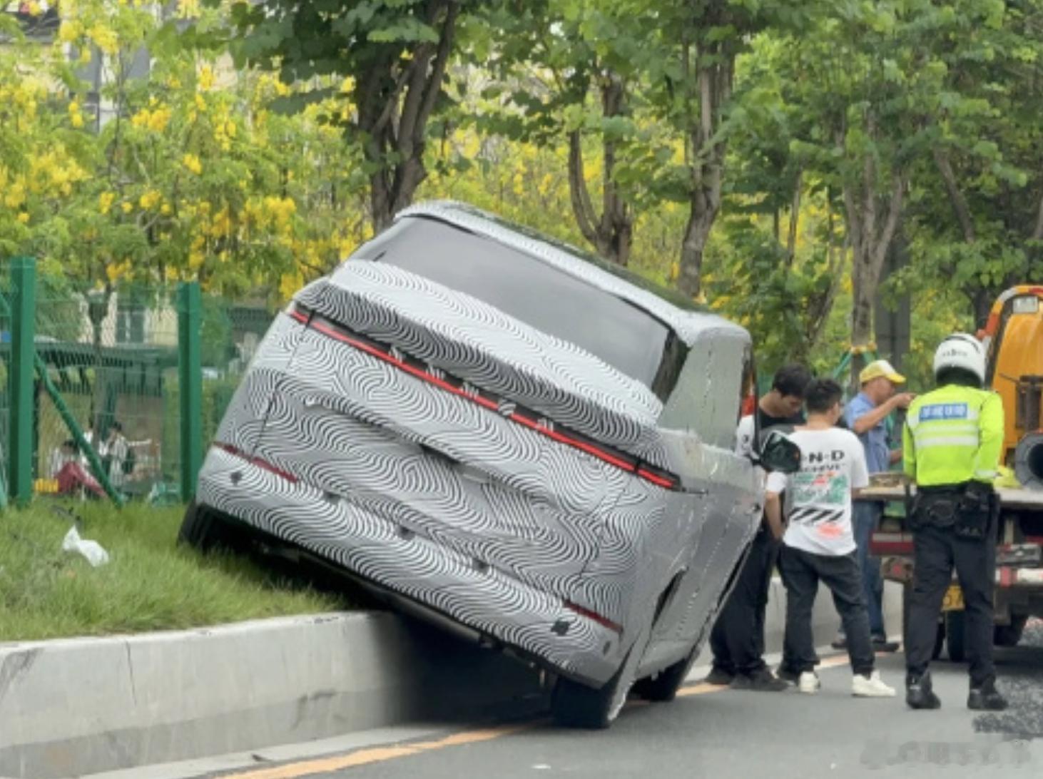 这是增程版 X9？看底部似乎是有排气管。大v聊车 ​​​