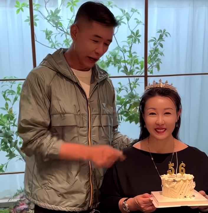 关小平为妻子李小雨庆生，亲自喂食面条，太甜蜜了，他们是原配夫妻在二人转圈中算一股