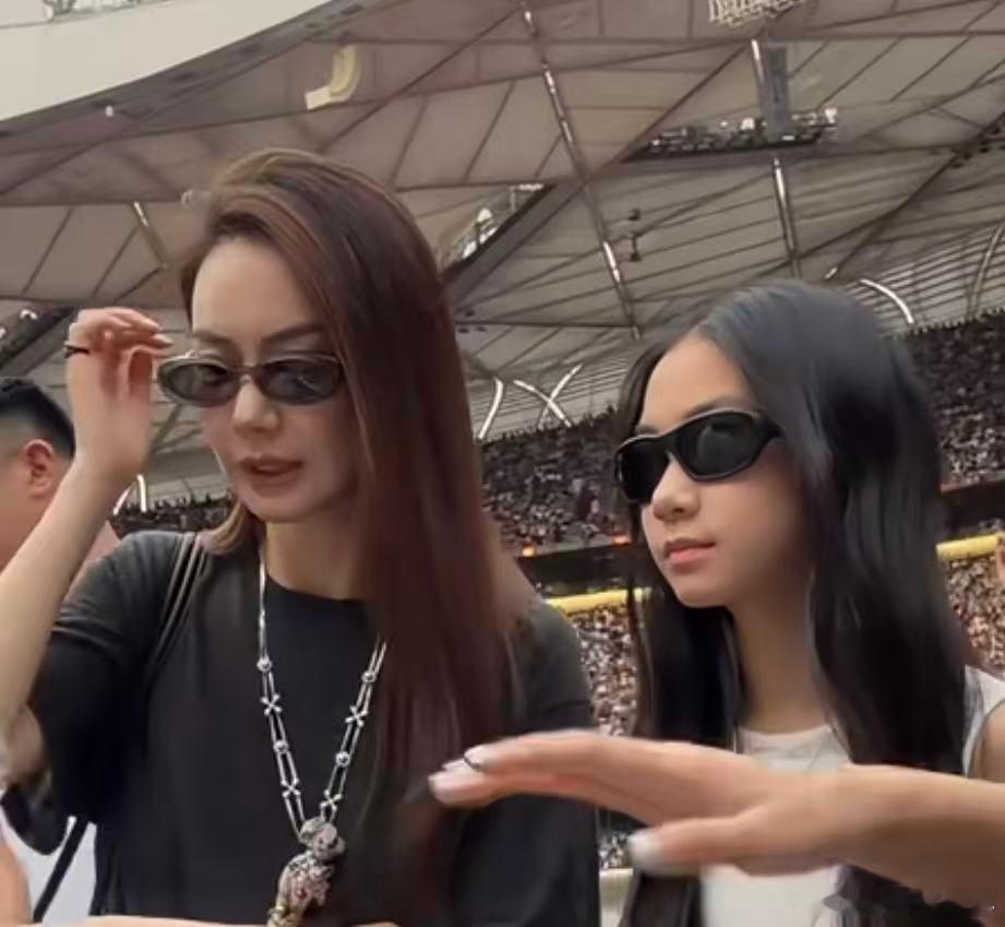 蔡依林演唱会偶遇戚薇一家三口蔡依林演唱会偶遇戚薇一家三口！ 戚薇李承铉女儿都这么
