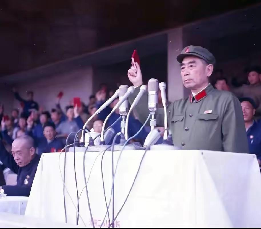 第一次见周总理军装照，
慈祥和蔼的面孔里带着几许严肃。