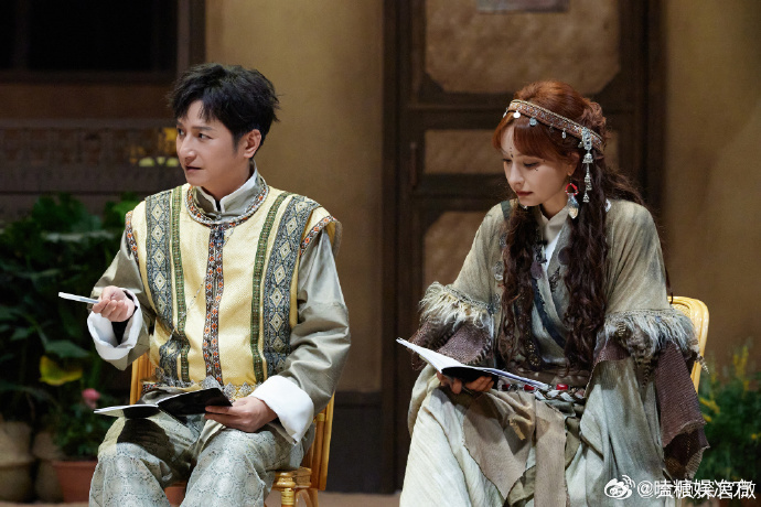 何炅维嘉吴昕同框家属感大侦探海妖的秘密三人同框，是多少人的青春回忆杀。从快乐大本