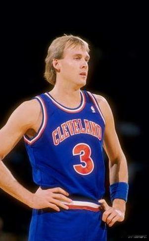 【马刺助教成76人新帅热门 前火箭球员家暴被逮捕】8月2日报道：NBA今天又有两