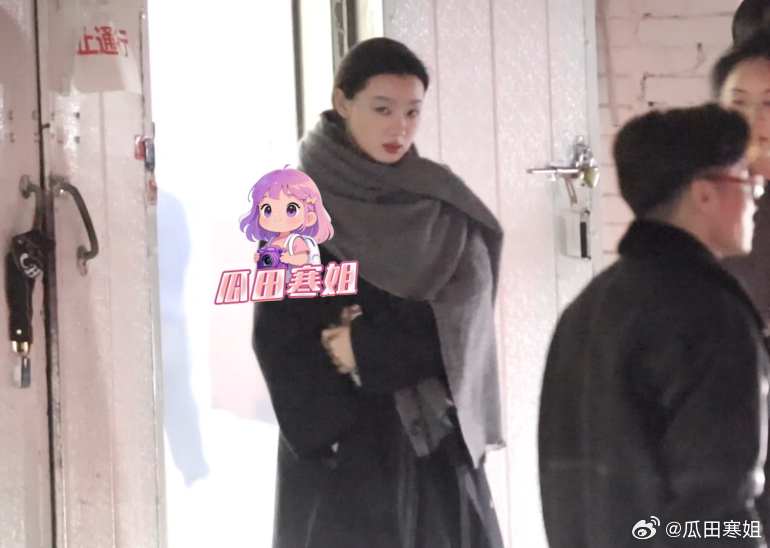 单依纯下班后眼神冰冷 单依纯风波前现身工作室，下班后眼神冰冷表情严肃，看起来心情