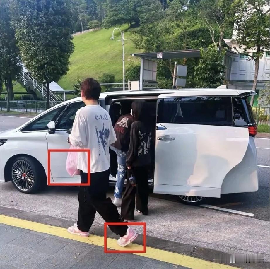 王健林是彻底不管了，王思聪又换女友了。
据听说新女友已经和王思聪逛街了。
有人说