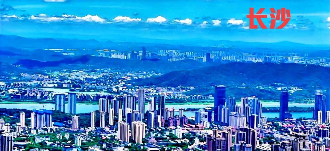 长沙的这个图，这边是长沙的河东，对岸就是长沙的梅溪湖，中间隔着一条湘江和岳麓山，