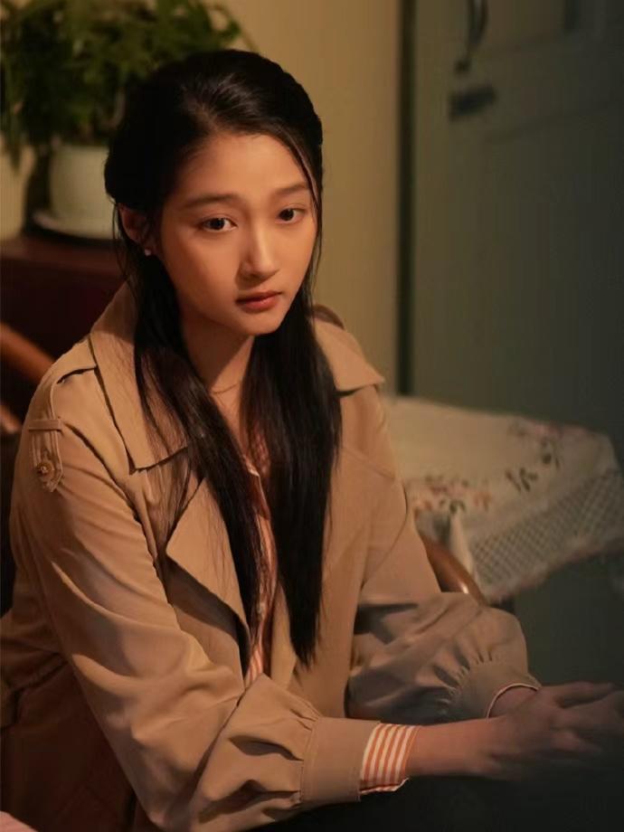 关晓彤在国际舞台上表现如何？她的英语到底怎么样呢？最近她在某颁奖典礼上的表现引发