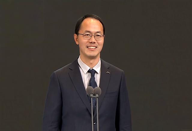 看到北大袁新意教授拿到700万大奖的消息，我真的被震撼到了
 

这位45岁的湖