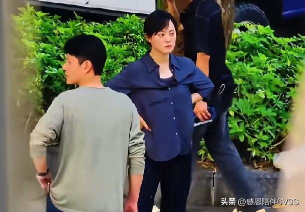 哈哈，这强迫症可太折磨人啦！瞧孙俪那衣服歪在一旁，我这手啊，痒得不行，恨不得直接
