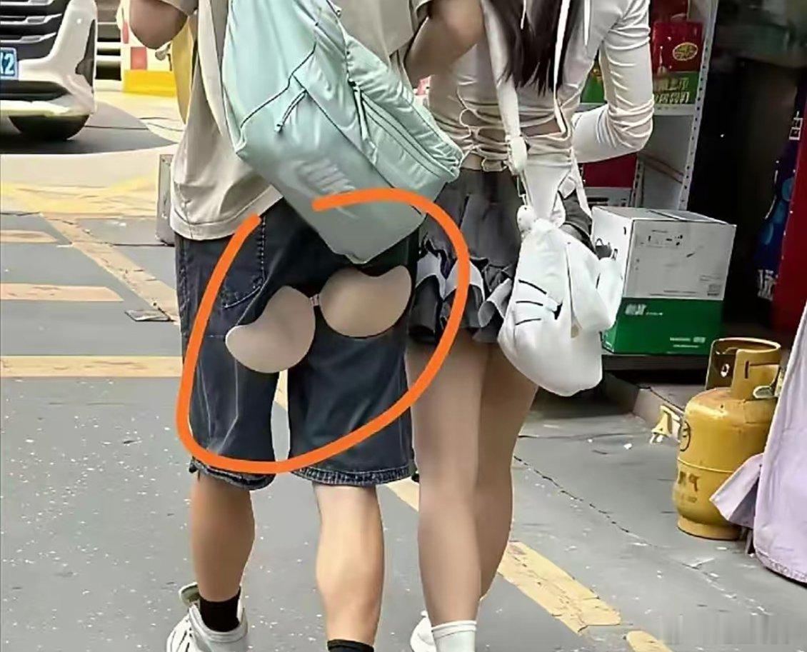 现在的年轻人都这么会玩吗？这后面是什么东西？跟了两条街了，也不敢去提醒！大家看看