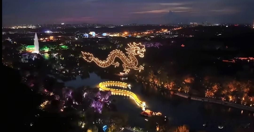 扬州夏夜浪漫新地标来了！从7月24日开始，每周五、周六晚上扬州瘦西湖上演常态化无