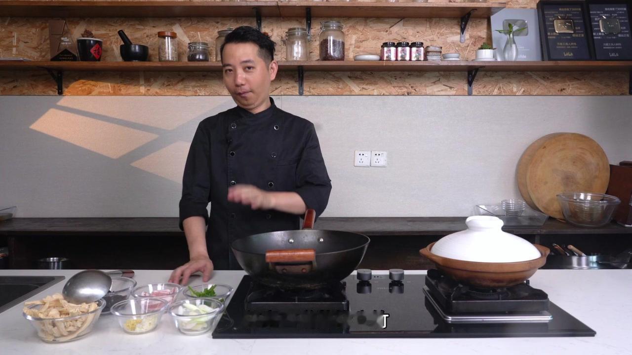 葱烧腐竹，比肉还香！🍗没有猪油的话，五花肉煸香也很绝，煸出油脂后香味更浓～
1