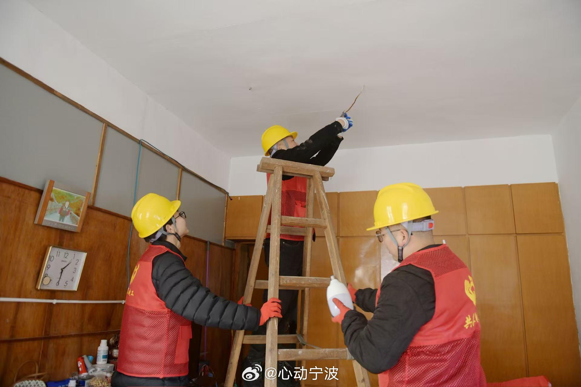 浙江余姚共享电工上门改造让老人用电无忧关注独居老人的“微需求”，才能撑起民生的“