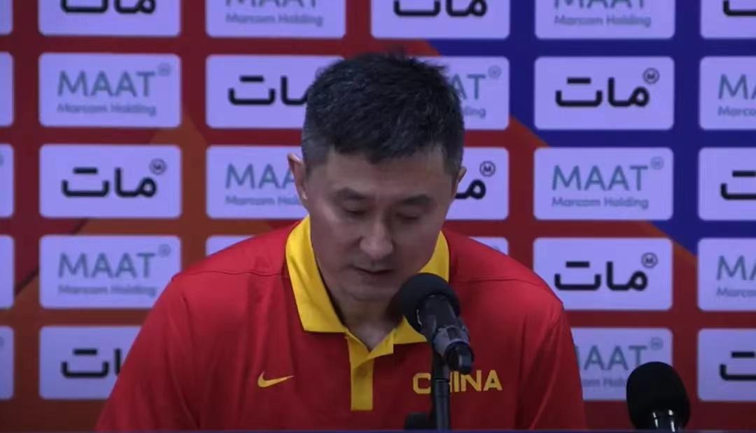 杜锋的命是真的“硬”啊。
在中国男篮最需要赢球的节点，在他个人最需要赢球的节点，