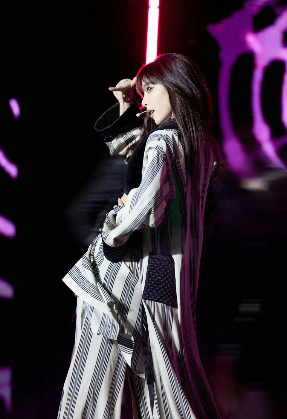 宋妍霏的百变造型从不让人失望！Y3K风酷炫拉满，还透着满满的气质，真的美到心坎里