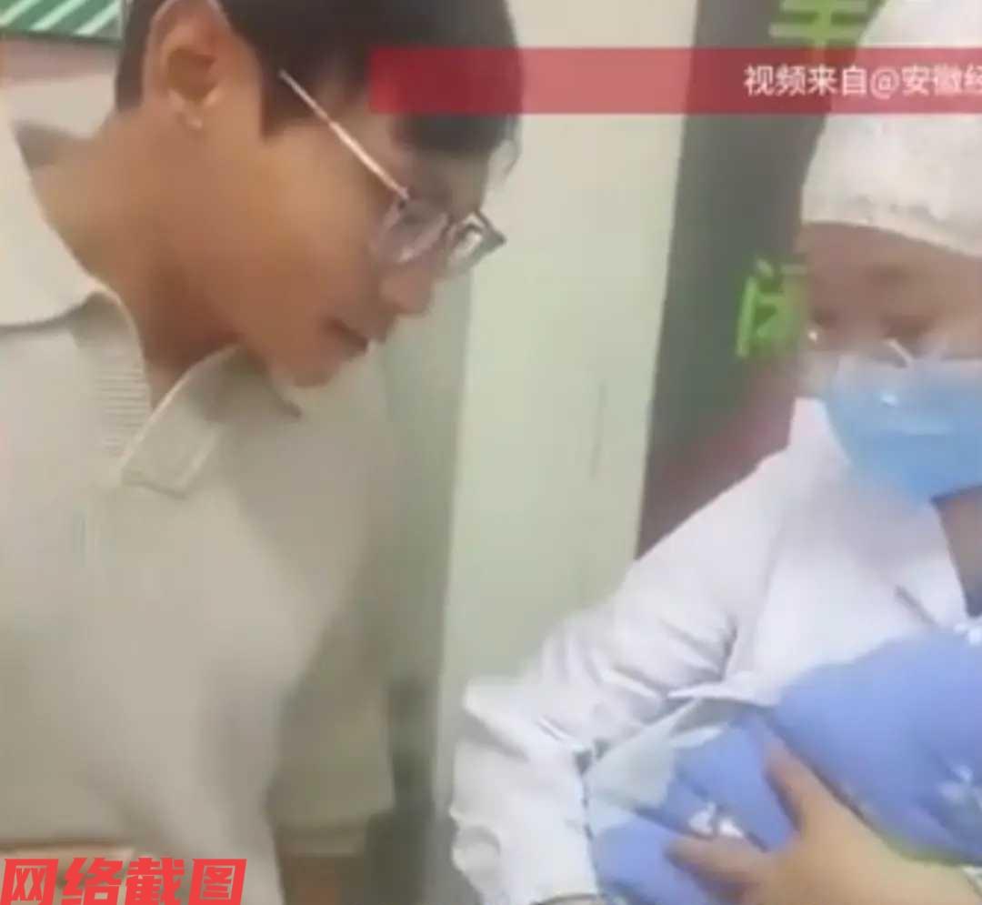 安徽淮南有男子在产房外，等着自己的三胎出生。

只是当他听到产房护士抱着孩子出来