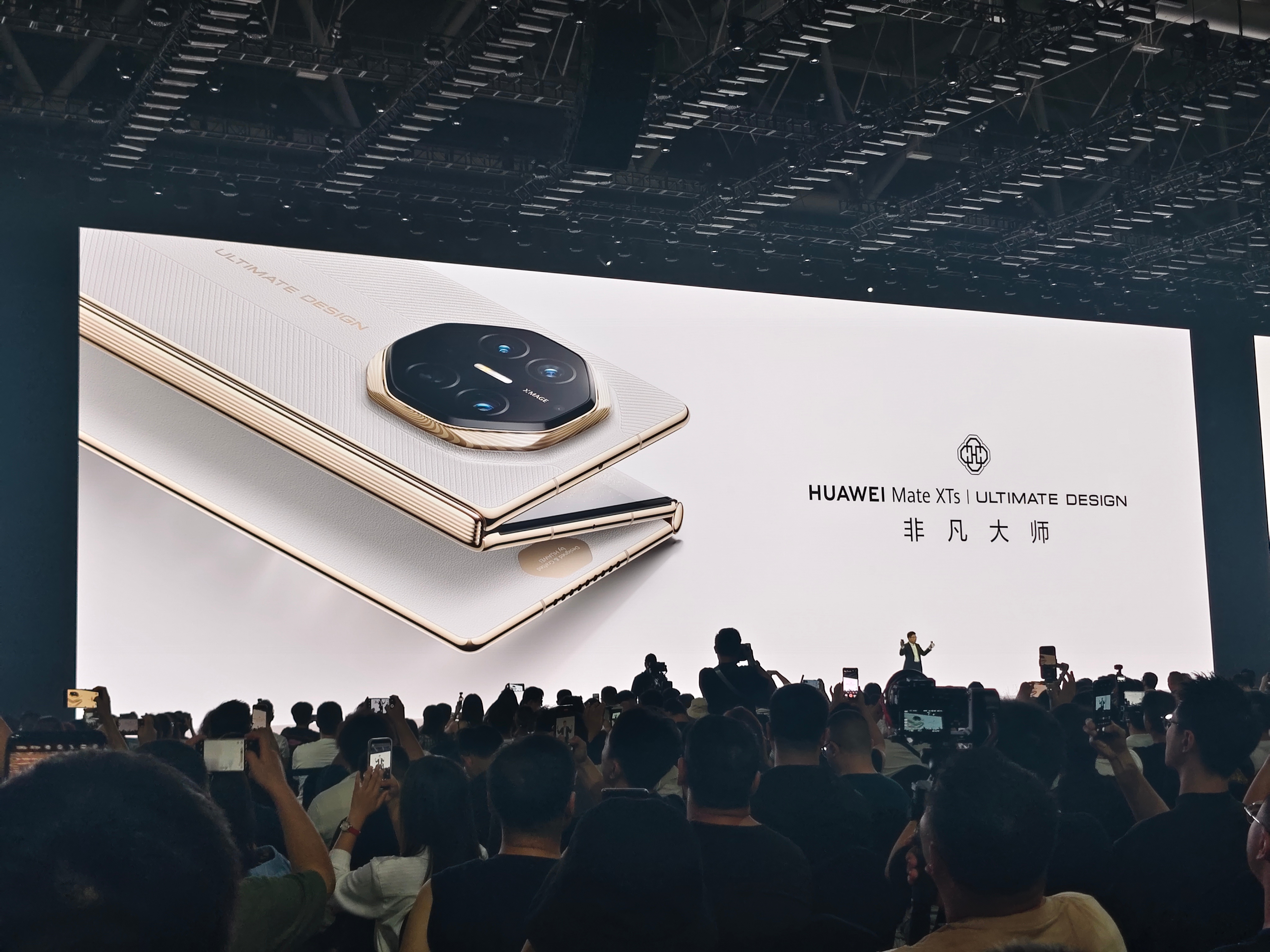 新款华为Mate XTs来了，这次在上一代红色、黑色的基础上，新增了白色和紫色配