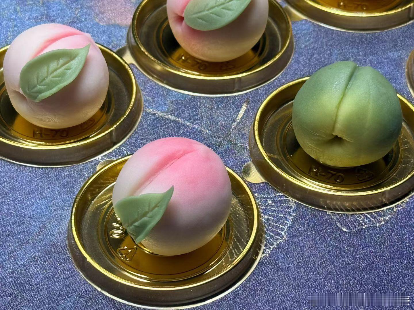 桃李芬芳。女儿的面食作品：青梅，水蜜桃，荷花，莲蓬。 ​​​