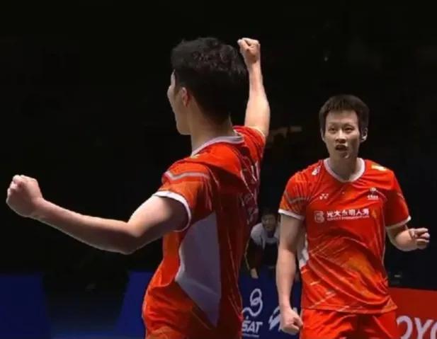 “任何”组合终夺冠

泰国大师赛男双决赛，任翔宇/何济霆2:1战胜泰国组合佩拉查